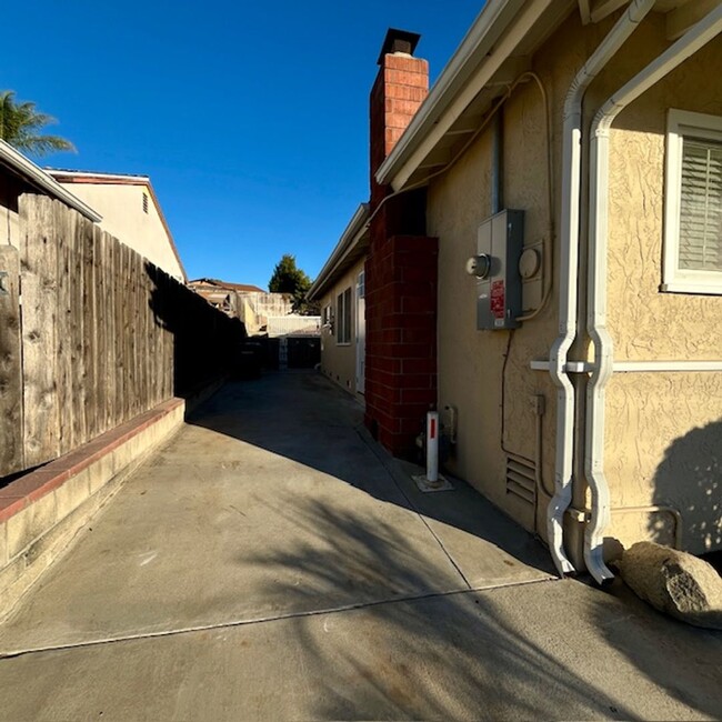 Building Photo - Large 3 Bedroom 2 bath House  - Move-in Co...