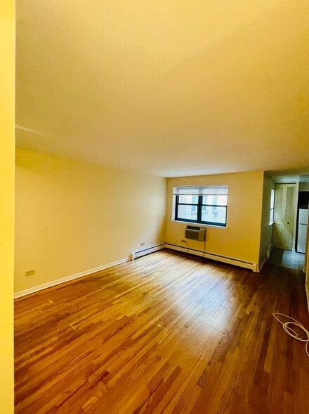 Building Photo - 535 W Briar Pl