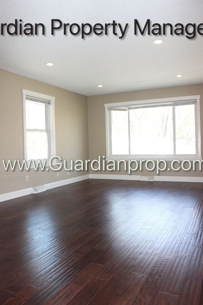 Building Photo - Renovated Side By Side Town Home, 2 Full baths, 2 Full Garage Spaces, Video Walk Through