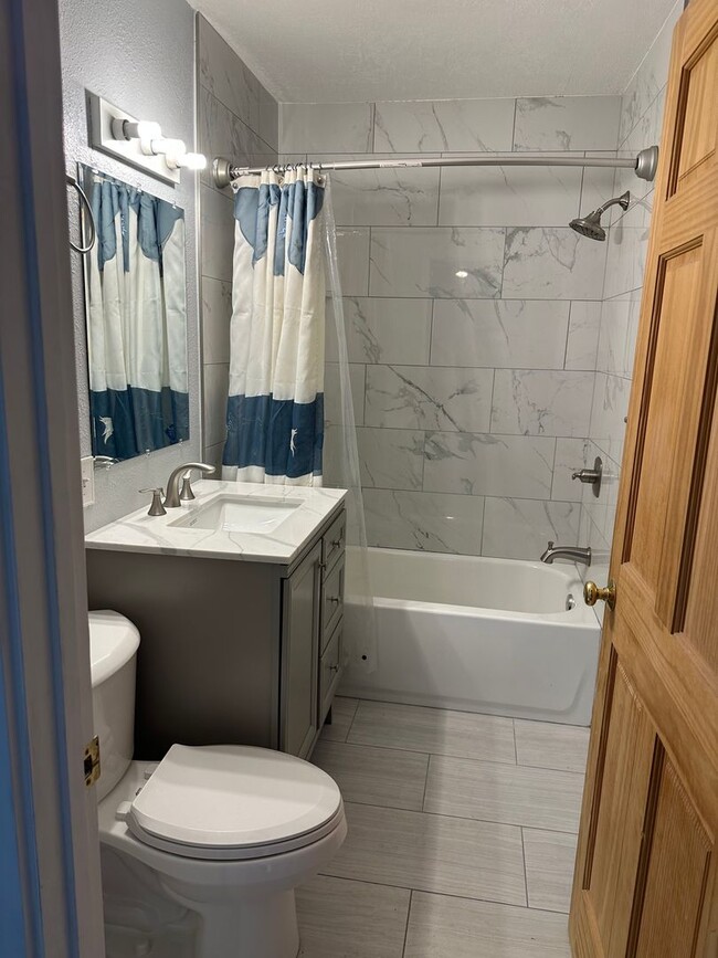 Building Photo - 2 Bed/ 2 Bath Single Family Home With a Ga...