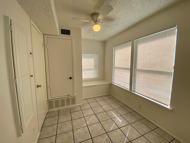 Building Photo - 30th-407 E