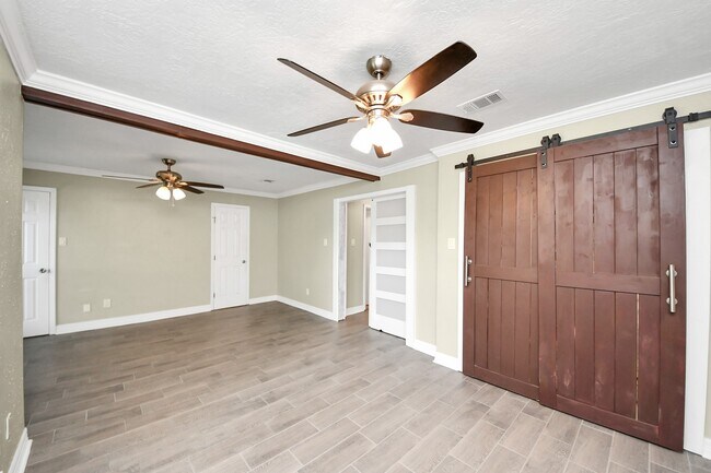 Building Photo - 1104 N Heron Dr