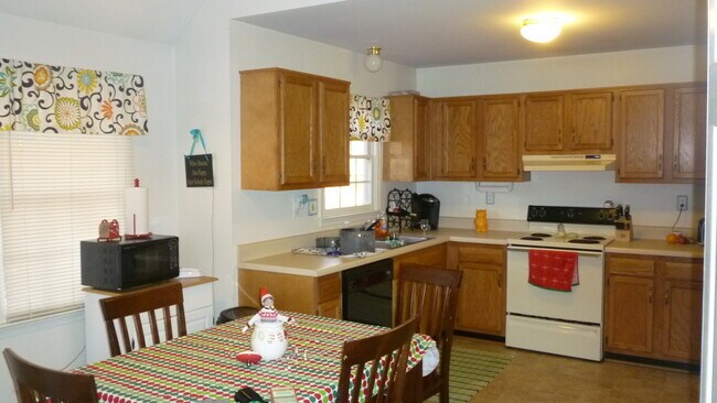 Building Photo - 5633 Lake Sharon Dr