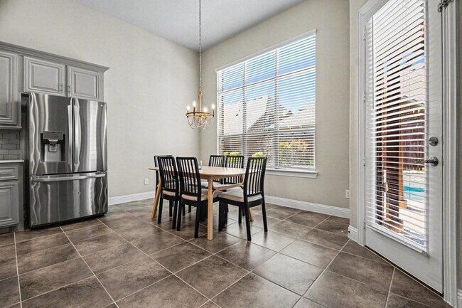 Building Photo - 3323 Royal Ridge Dr