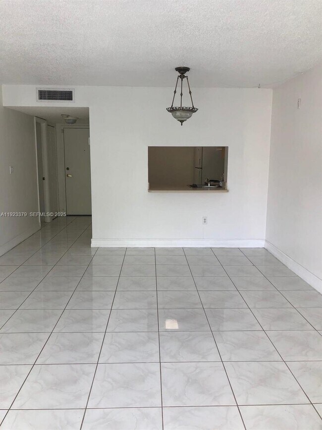 Building Photo - 9360 Fontainebleau Blvd