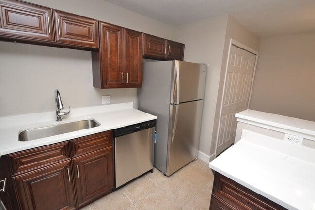 Building Photo - 1/1 Condo in Altamonte Springs ~ Gated Lak...