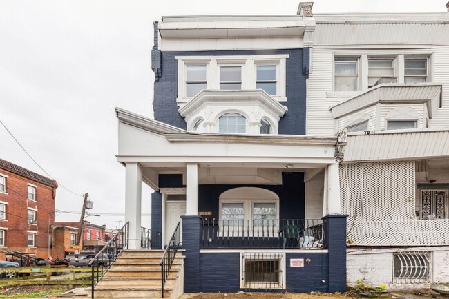 Primary Photo - 2928 W Oxford St