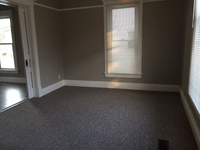 Building Photo - 806 S Galena Ave