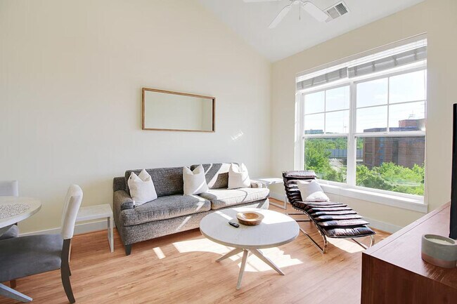 Building Photo - 909 Usher St