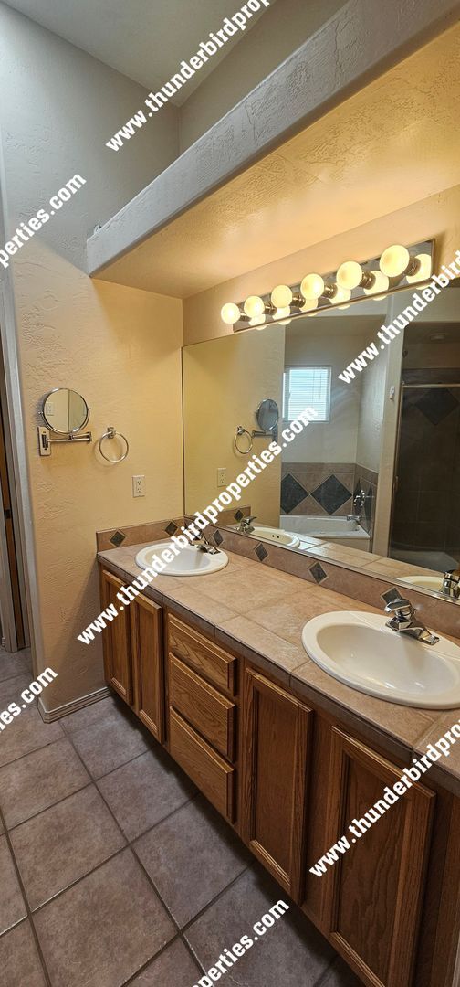 Building Photo - Beautiful NE Heights location