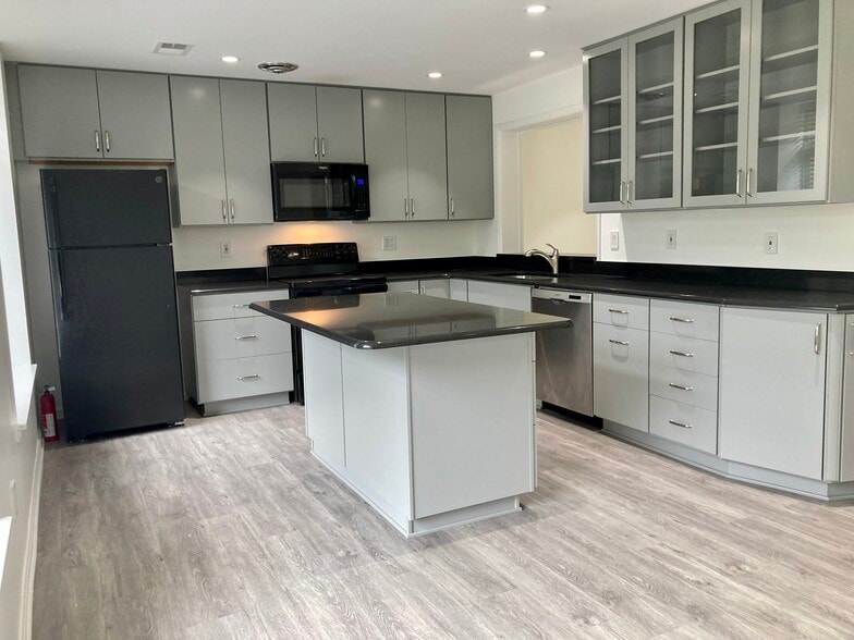 Granite, storage, the works - 658 15th St S