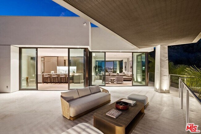 Building Photo - 9405 Sierra Mar Pl