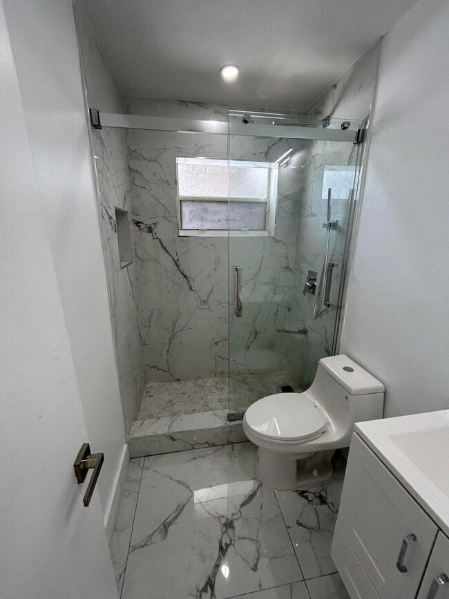 Building Photo - 4350 SW 62nd Ave