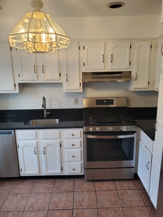 Building Photo - 551 Clubhouse Ct