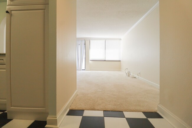 Building Photo - All Bills Paid: 1 Bedroom Condo in Downtow...