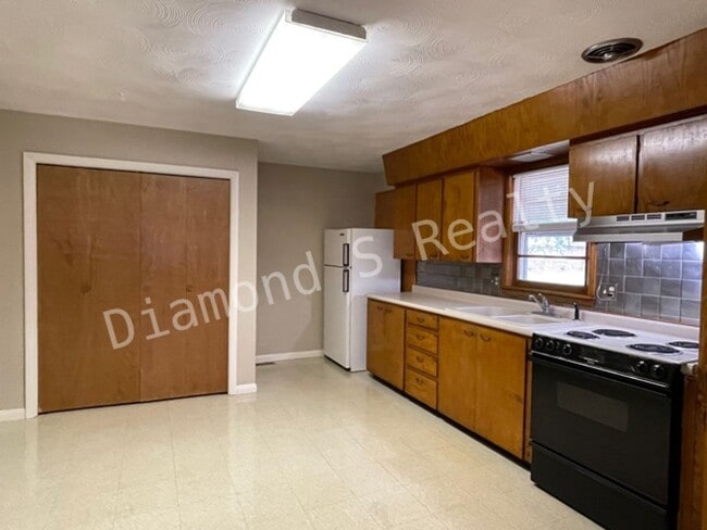 Building Photo - Adorable 2 Bedroom Available Early September!