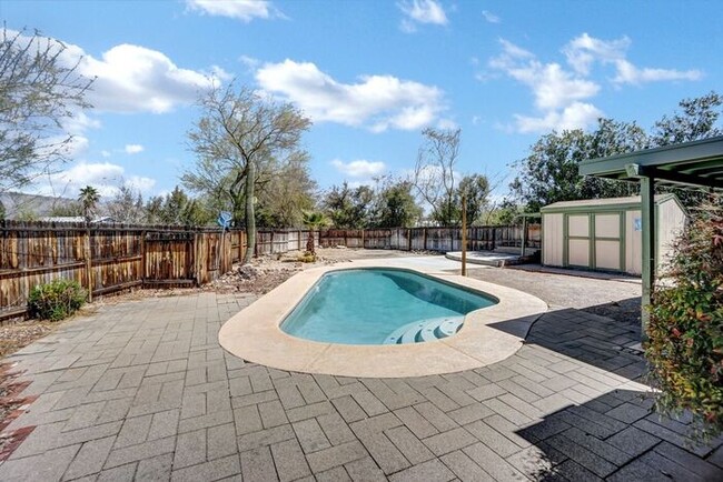 Building Photo - EASTSIDE-3 bedroom, 2 bath home