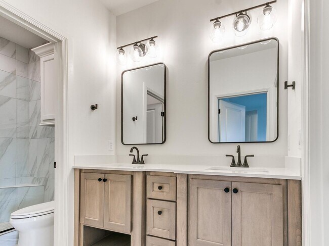 Building Photo - Luxury, Zero Maintenance Living Edmond Townhome