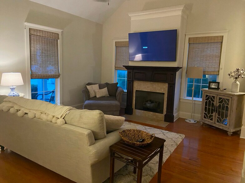 Building Photo - 1002 Mitchell Ln