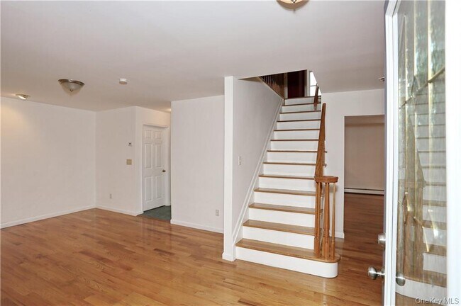 Building Photo - 80 Old Quaker Hill Rd