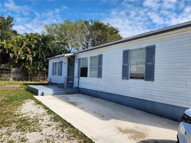 Primary Photo - 11931 Watergate Cir