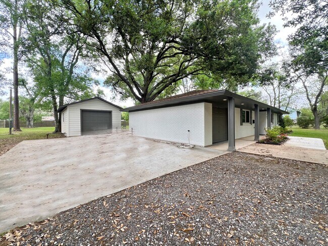 Building Photo - 701 Cannan Dr