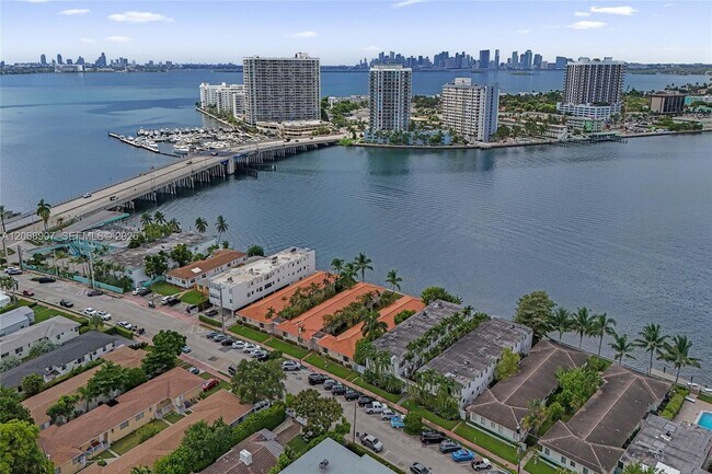 Building Photo - 2170 Bay Dr