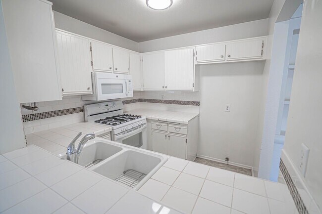 Building Photo - Santa Fe Double Primary Condo in Valencia!