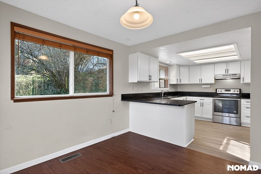 Building Photo - 5615 S 141st St