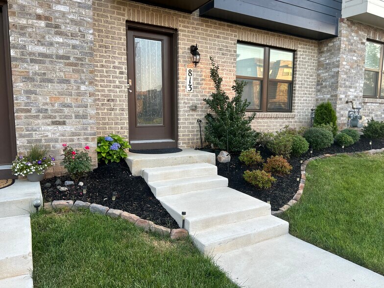 Primary Photo - 813 Bond St