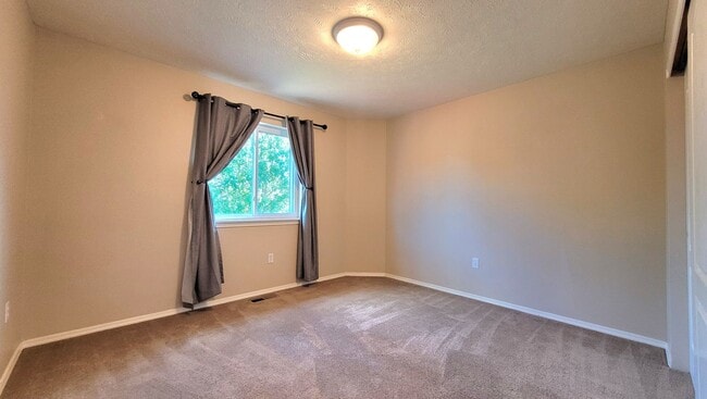 Building Photo - Gorgeous Split Level with Fenced Backyard