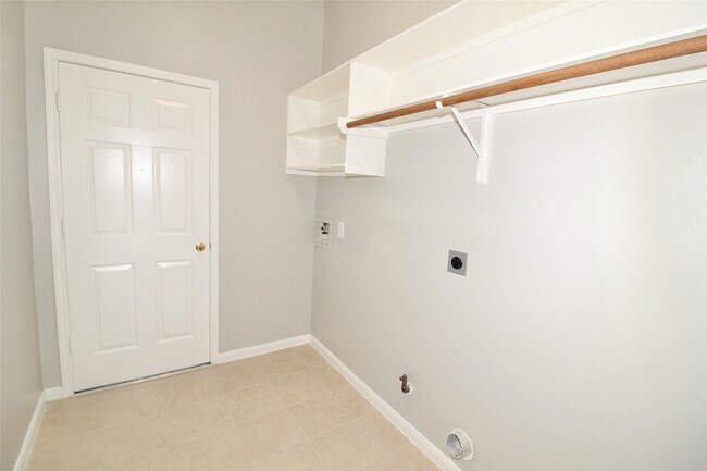 Building Photo - 915 Rock Springs Dr