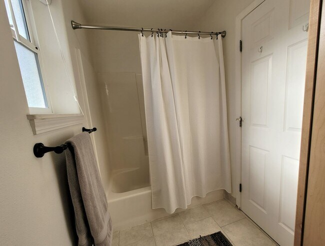 Building Photo - Charming Home, Bend`s West-side, Detached Garage and Bonus Space. Great Location.  Flexible Lease...