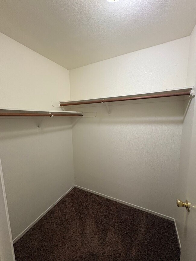 Building Photo - Cozy Home On Spacious Lot In Tulare Available Now!