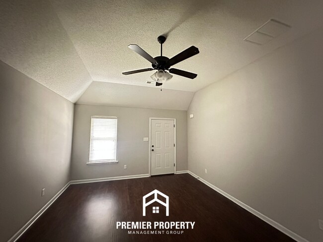Building Photo - Charming 3BR/2BA Bartlett Area Home | High Ceilings, Stainless Steel & 2-Car Garage