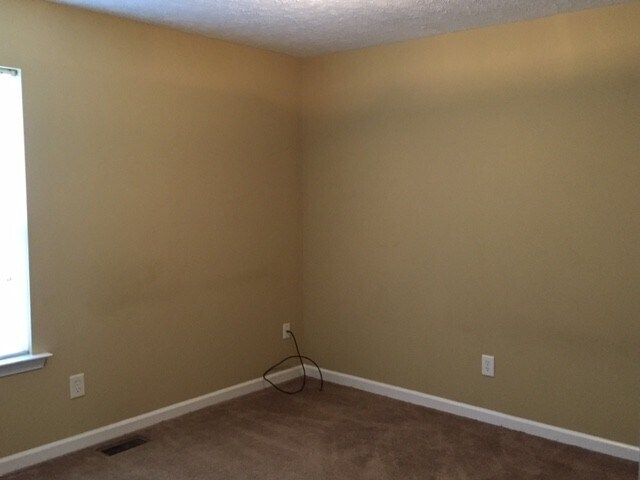 Building Photo - 3 bedroom 2 bath home in Stewarts Creek area.