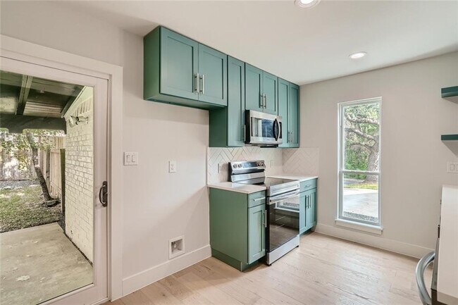 Building Photo - 6204 Shadow Valley Dr