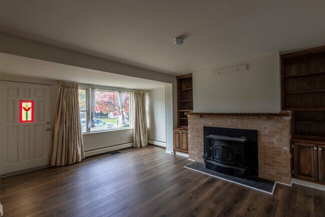 Building Photo - Cozy 4 Bedroom/2 Bathroom Detached Home in...