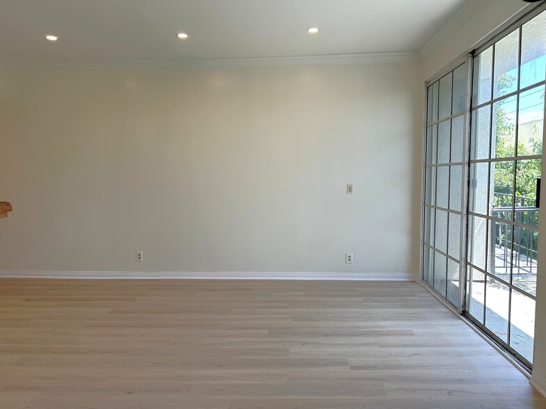 Building Photo - 1375 Kelton Ave