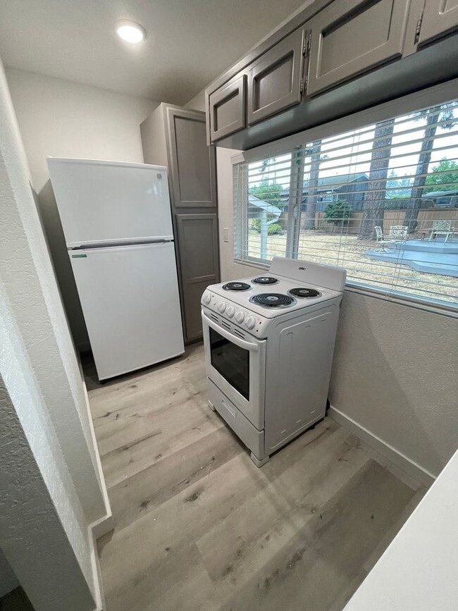 Building Photo - Completely updated 1 Bedroom ADU