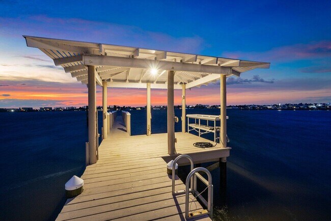 Building Photo - 1 18th Ave S