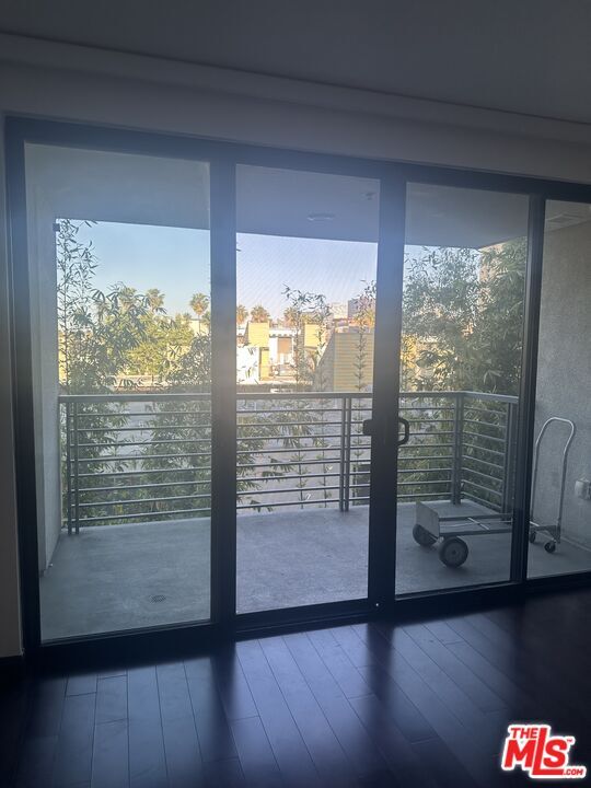 Building Photo - 520 S Kingsley Dr
