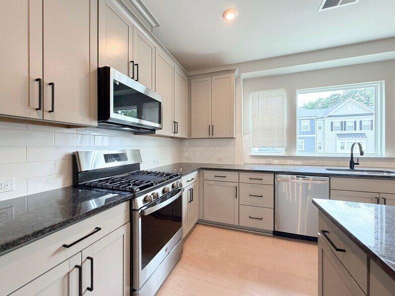 Building Photo - 829 Amley Pl