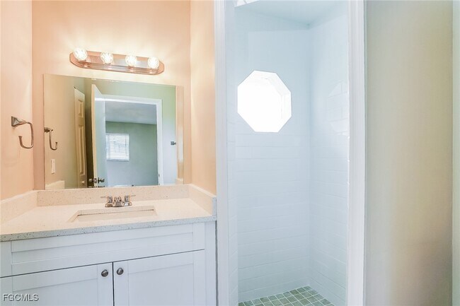 Building Photo - 2214 SW 2nd Ct