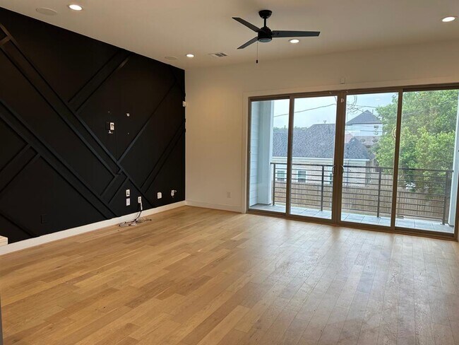 Building Photo - 2715 Drew St