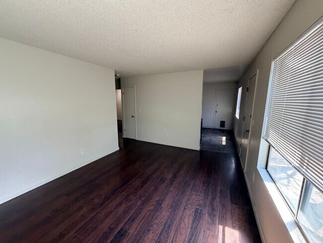 Building Photo - Reno Duplex - 1 Pet Friendly, Garage, Dishwasher, Washer/Dryer Hookups, Central A/C