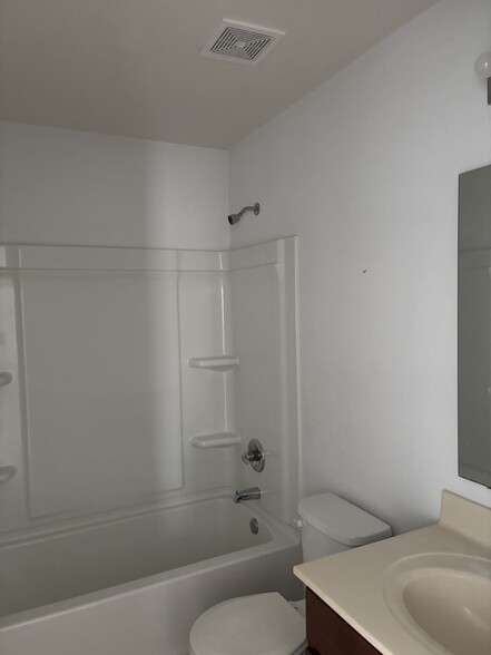 Building Photo - 721 Kingly Ter