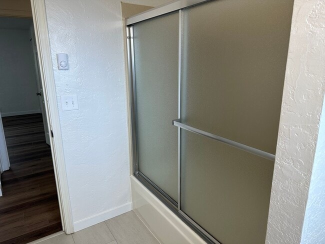 Building Photo - Updated 2 bedroom, 1 bath with garage!
