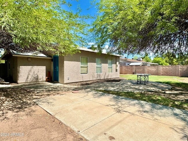Building Photo - 731 W 12th Pl