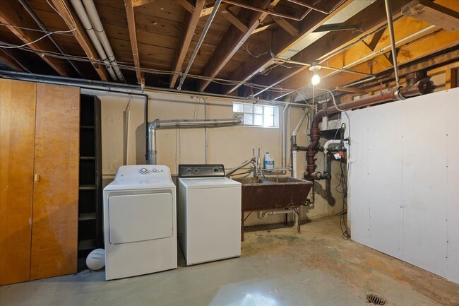 Building Photo - 4538 Dempster St